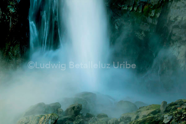 Hiking to Huaruro falls 